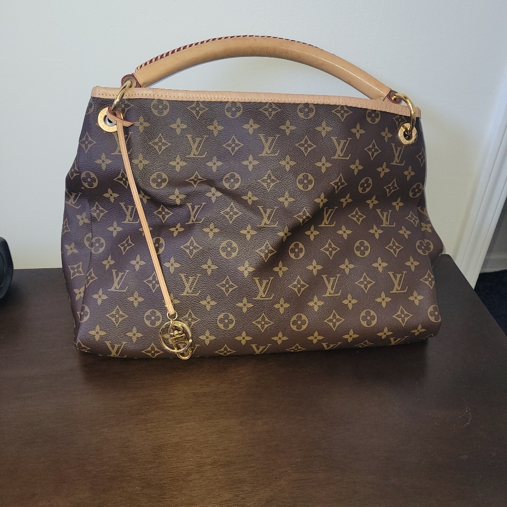Excellent Conditon Authentic Louis Vuitton Artsy Monogram Bag